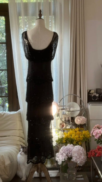 Elegantes schwarzes Chiffon-Abendkleid mit V-Ausschnitt, Schulterapplikation und Perlen P3347