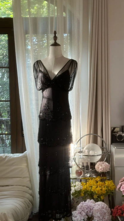 Elegantes schwarzes Chiffon-Abendkleid mit V-Ausschnitt, Schulterapplikation und Perlen P3347