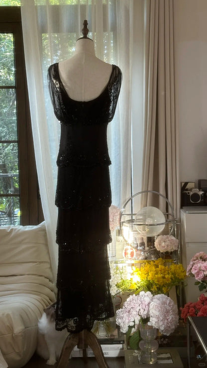 Elegantes schwarzes Chiffon-Abendkleid mit V-Ausschnitt, Schulterapplikation und Perlen P3347