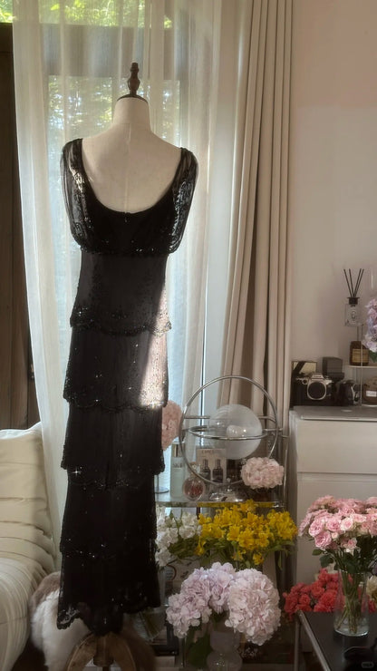 Elegantes schwarzes Chiffon-Abendkleid mit V-Ausschnitt, Schulterapplikation und Perlen P3347