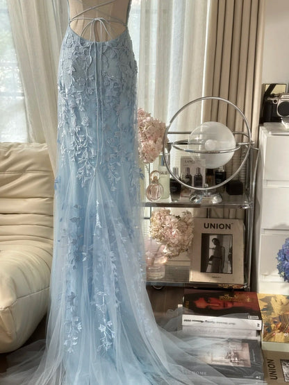 Vintage hellblaues Spitzenperlen-Ballkleid mit offener Rückenpartie und kurzer Schleppe P3352