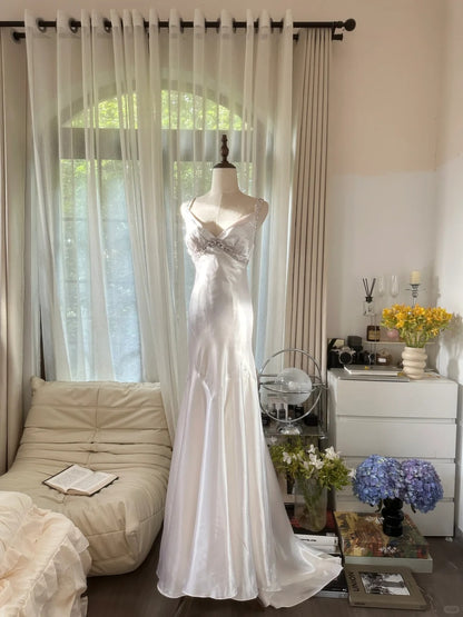 Elegantes und schlichtes, weißes rückenfreies Satin-Ballkleid mit Schleppe P3355
