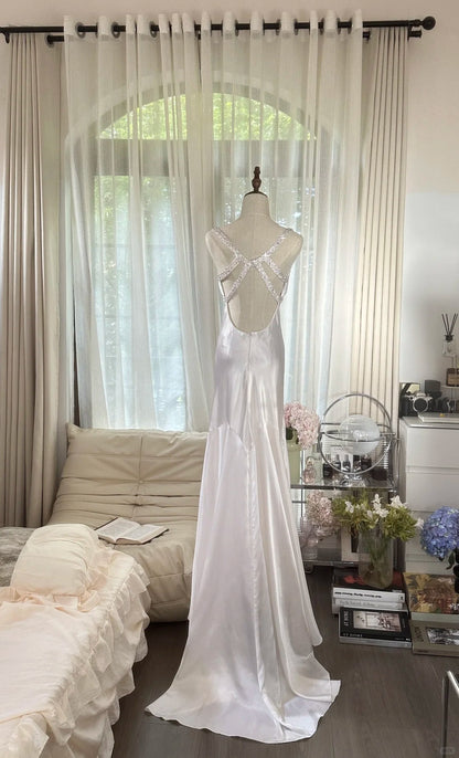Elegantes und schlichtes, weißes rückenfreies Satin-Ballkleid mit Schleppe P3355