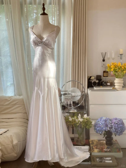 Elegantes und schlichtes, weißes rückenfreies Satin-Ballkleid mit Schleppe P3355