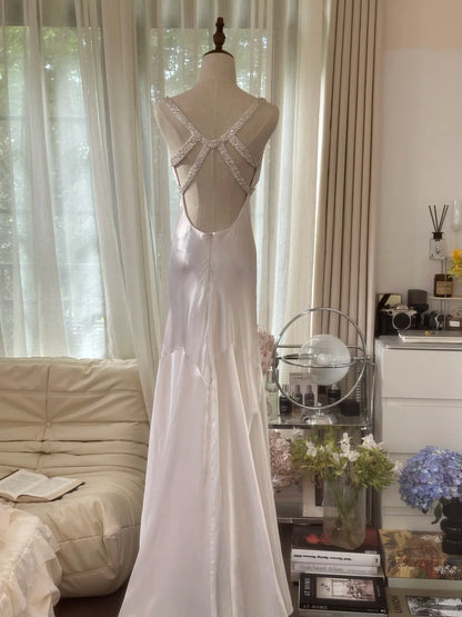Elegantes und schlichtes, weißes rückenfreies Satin-Ballkleid mit Schleppe P3355