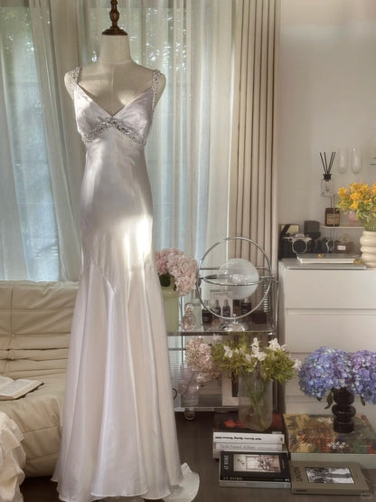 Elegantes und schlichtes, weißes rückenfreies Satin-Ballkleid mit Schleppe P3355