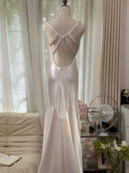 Elegantes und schlichtes, weißes rückenfreies Satin-Ballkleid mit Schleppe P3355