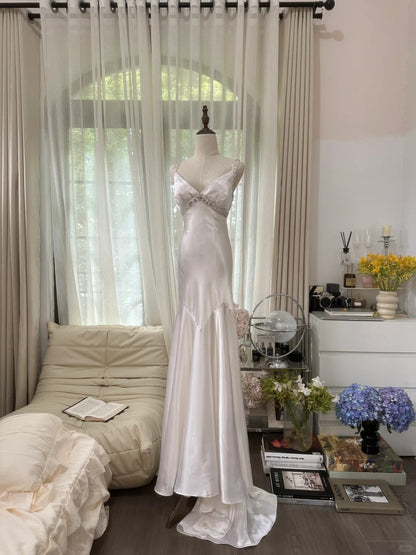 Elegantes und schlichtes, weißes rückenfreies Satin-Ballkleid mit Schleppe P3355