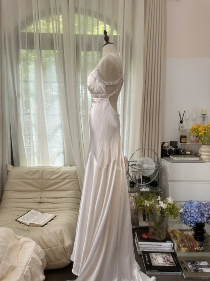 Elegantes und schlichtes, weißes rückenfreies Satin-Ballkleid mit Schleppe P3355