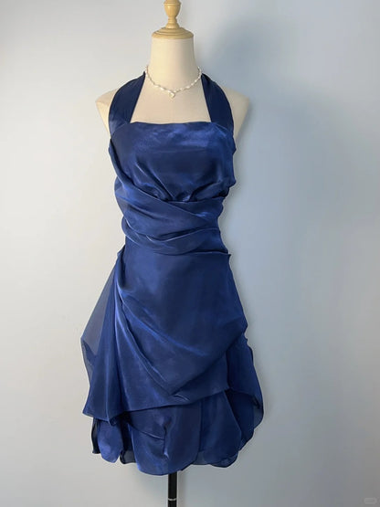 Elegantes Neckholder-Heimkehrkleid mit geblümtem Rock P3368