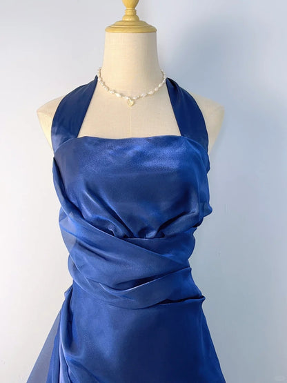 Elegantes Neckholder-Heimkehrkleid mit geblümtem Rock P3368
