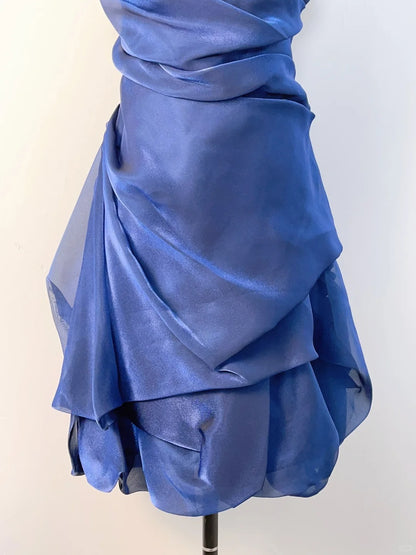 Elegantes Neckholder-Heimkehrkleid mit geblümtem Rock P3368
