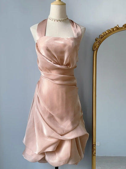 Elegantes Neckholder-Heimkehrkleid mit geblümtem Rock P3368