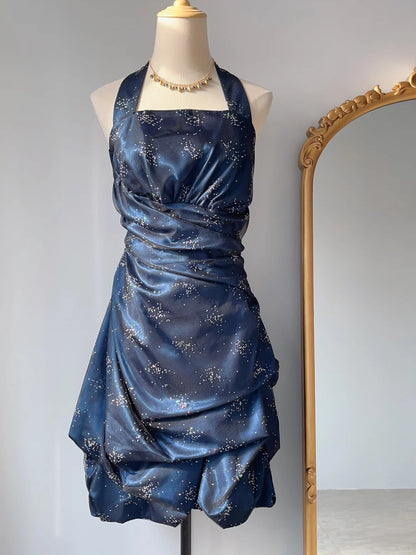 Elegantes Neckholder-Heimkehrkleid mit geblümtem Rock P3368