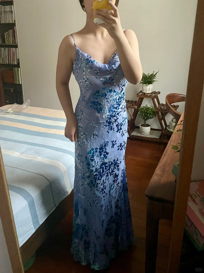 Elegantes, schickes, langes Ballkleid mit Spaghettiträgern und blau-violettem Druck P3382