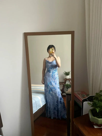 Elegantes, schickes, langes Ballkleid mit Spaghettiträgern und blau-violettem Druck P3382