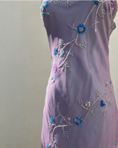 Charmantes lila, einseitig besticktes, figurbetontes, dreidimensional geschnitztes, langes Ballkleid P3390