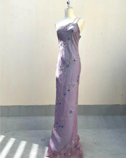 Charmantes lila, einseitig besticktes, figurbetontes, dreidimensional geschnitztes, langes Ballkleid P3390