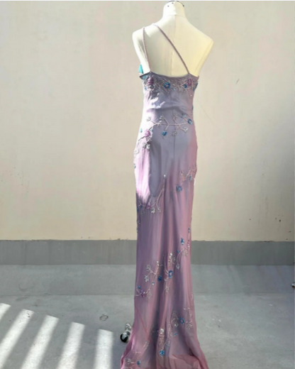 Charmantes lila, einseitig besticktes, figurbetontes, dreidimensional geschnitztes, langes Ballkleid P3390