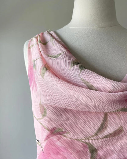 Niedliches rosafarbenes bedrucktes ärmelloses Chiffon-Ballkleid mit Swing-Ausschnitt P3395