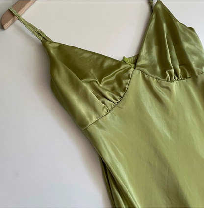 Einfaches Neckholder-Satinkleid mit V-Ausschnitt in Grün P3401