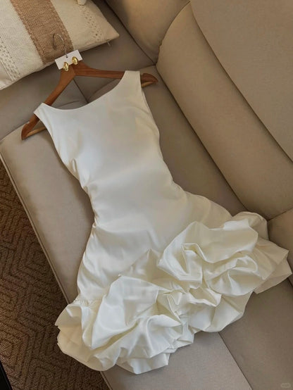 Niedliches, ärmelloses weißes Satin-Heimkehrkleid mit Blumenrock P3404