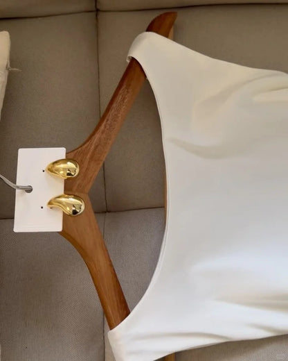 Niedliches, ärmelloses weißes Satin-Heimkehrkleid mit Blumenrock P3404