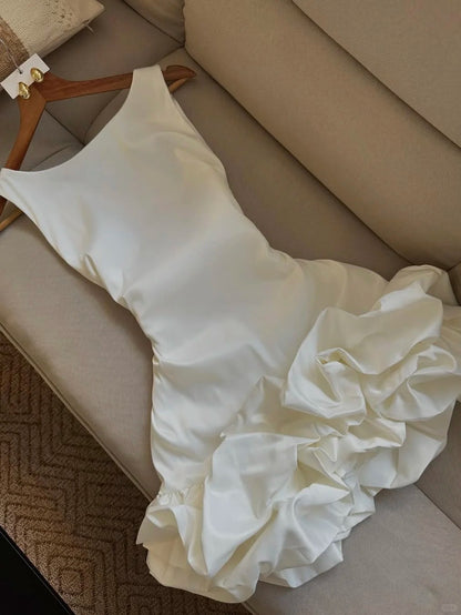 Niedliches, ärmelloses weißes Satin-Heimkehrkleid mit Blumenrock P3404