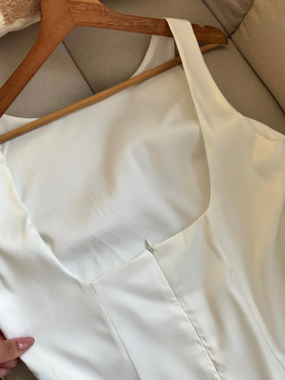 Niedliches, ärmelloses weißes Satin-Heimkehrkleid mit Blumenrock P3404