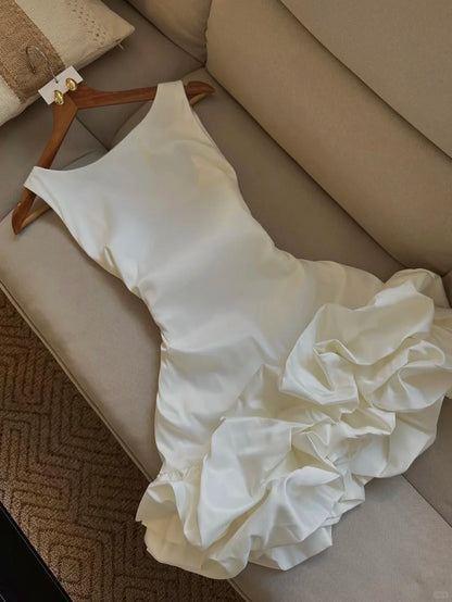 Niedliches, ärmelloses weißes Satin-Heimkehrkleid mit Blumenrock P3404