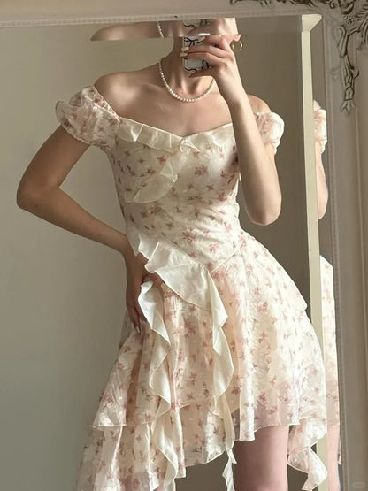 Hübsches rosa florales Chiffon-Off-Shoulder-Heimkehrkleid mit unregelmäßigem Saum P3407