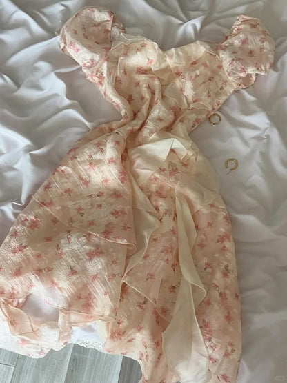Hübsches rosa florales Chiffon-Off-Shoulder-Heimkehrkleid mit unregelmäßigem Saum P3407