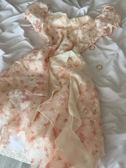 Hübsches rosa florales Chiffon-Off-Shoulder-Heimkehrkleid mit unregelmäßigem Saum P3407