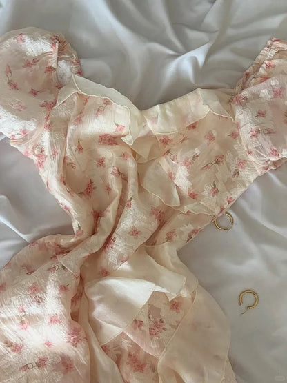 Hübsches rosa florales Chiffon-Off-Shoulder-Heimkehrkleid mit unregelmäßigem Saum P3407