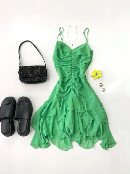 Wunderschönes, grünes, plissiertes Chiffon-Heimkehrkleid mit Spaghettiträgern und asymmetrischem Saum P3409