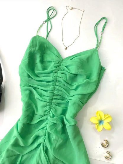 Wunderschönes, grünes, plissiertes Chiffon-Heimkehrkleid mit Spaghettiträgern und asymmetrischem Saum P3409
