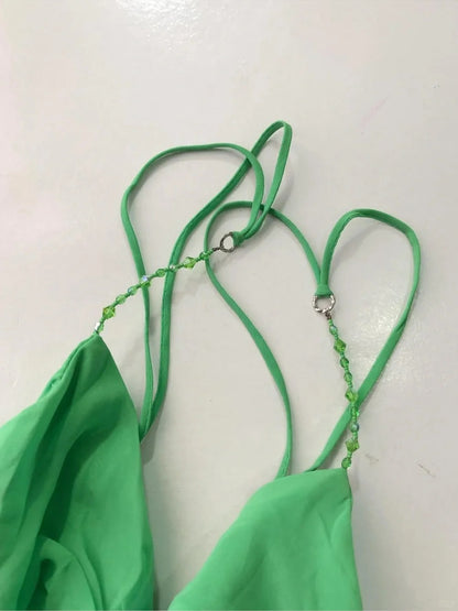 Wunderschönes, grünes, plissiertes Chiffon-Heimkehrkleid mit Spaghettiträgern und asymmetrischem Saum P3409