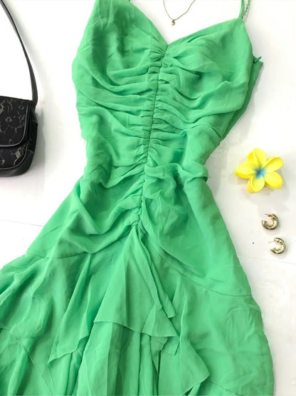 Wunderschönes, grünes, plissiertes Chiffon-Heimkehrkleid mit Spaghettiträgern und asymmetrischem Saum P3409