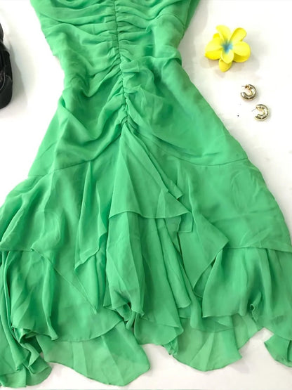 Wunderschönes, grünes, plissiertes Chiffon-Heimkehrkleid mit Spaghettiträgern und asymmetrischem Saum P3409