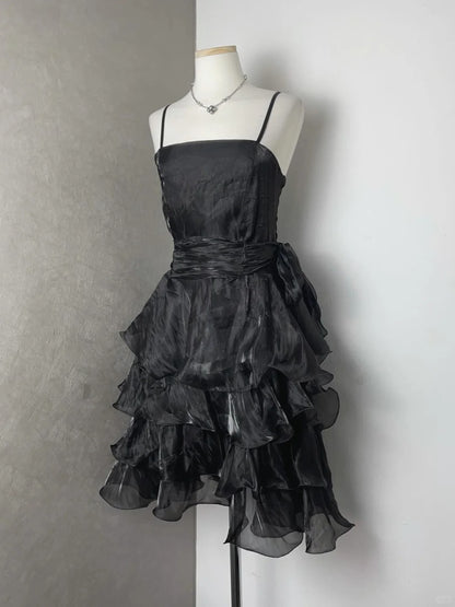 Schickes schwarzes Laser-Spaghettiträger-Kleid mit Tortenrock P3418