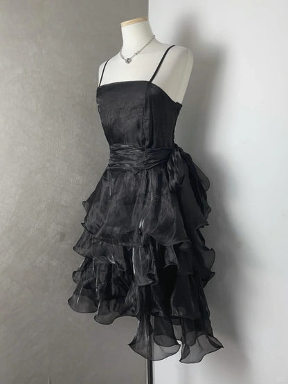 Schickes schwarzes Laser-Spaghettiträger-Kleid mit Tortenrock P3418