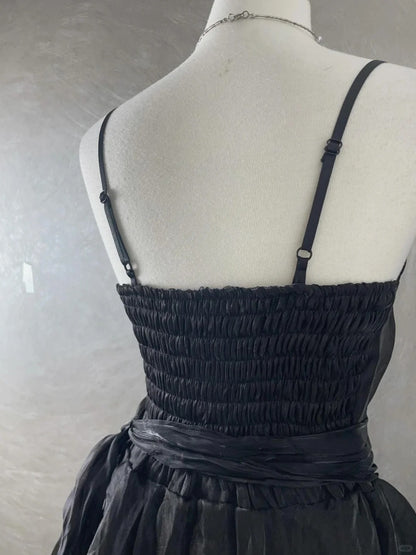 Schickes schwarzes Laser-Spaghettiträger-Kleid mit Tortenrock P3418