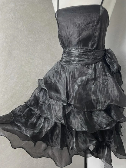 Schickes schwarzes Laser-Spaghettiträger-Kleid mit Tortenrock P3418