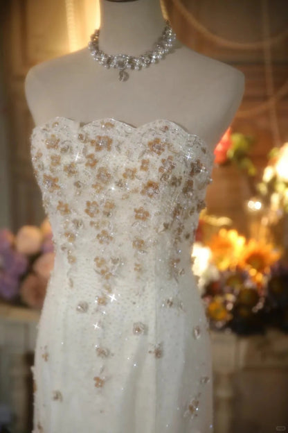 Elegantes weißes trägerloses Pailletten-Spitzenbesatz glänzendes langes Ballkleid P3428