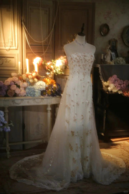 Elegantes weißes trägerloses Pailletten-Spitzenbesatz glänzendes langes Ballkleid P3428