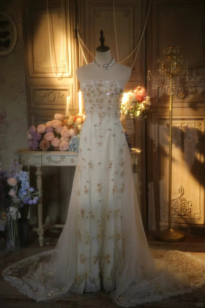 Elegantes weißes trägerloses Pailletten-Spitzenbesatz glänzendes langes Ballkleid P3428
