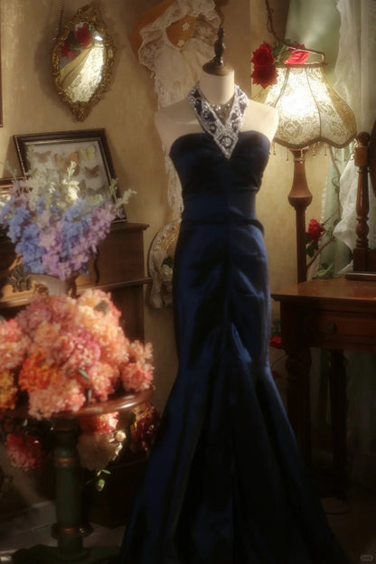Elegantes und edles marineblaues Neckholder-Ballkleid im Meerjungfrauen-Stil mit Perlenbesatz, bodenlang P3429