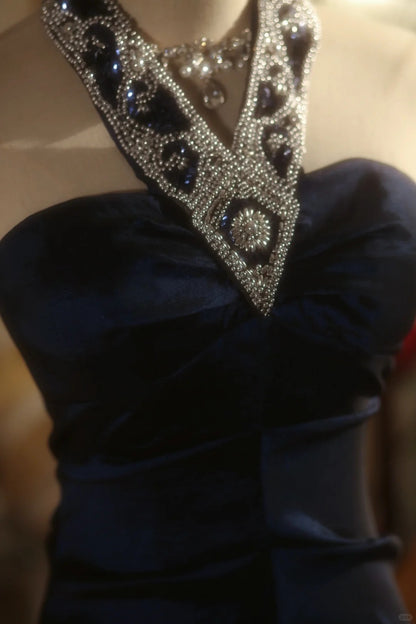 Elegantes und edles marineblaues Neckholder-Ballkleid im Meerjungfrauen-Stil mit Perlenbesatz, bodenlang P3429