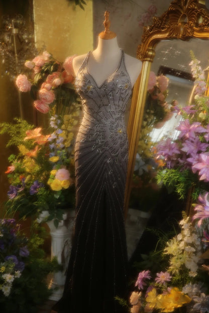 Elegantes Abendkleid mit Farbverlauf in Grau, Neckholder und Perlenstickerei im Meerjungfrauen-Stil P3433