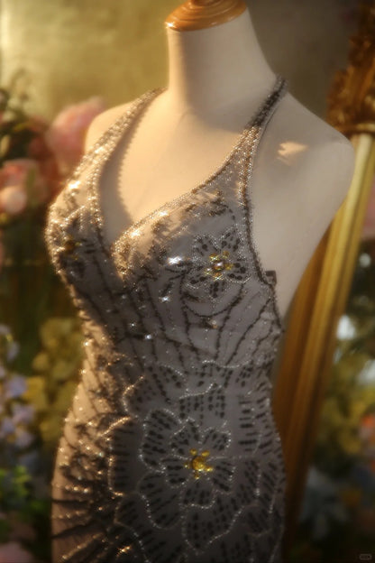 Elegantes Abendkleid mit Farbverlauf in Grau, Neckholder und Perlenstickerei im Meerjungfrauen-Stil P3433